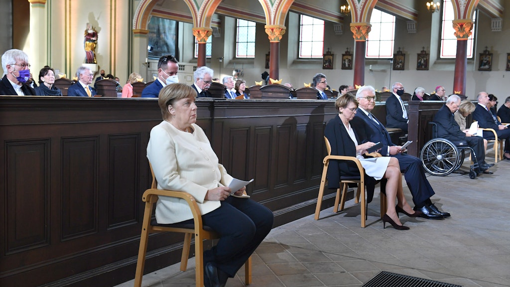 Die Einheitsfeier beginnt mit einem Gottesdienst in der Postamer Kirche St. Peter und Paul. In der ersten Reihe sitzen Kanzlerin Angela Merkel und Bundespräsident Frank-Walter Steinmeier mit seiner Ehefrau. 