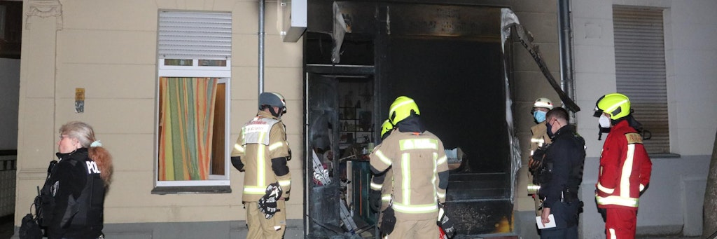 Feuerwehrleute löschten den Brand an einem veganen Laden in Neukölln. 
