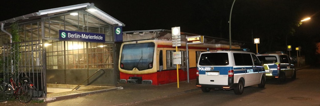 Die Polizei hatte in der Nacht zu Sonntag den S-Bahnhof Marienfelde gesperrt. An den Gleisen wurde eine Leiche entdeckt.