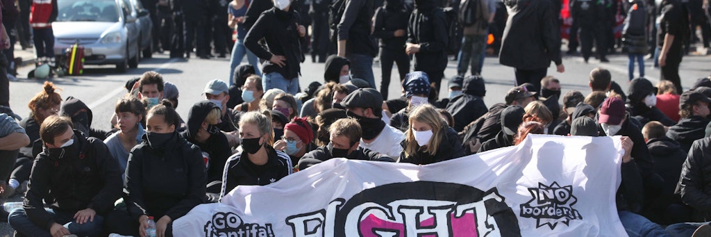 Gegendemonstranten versuchen in Lichtenberg, den Aufmarsch von Neonazis zu stoppen.