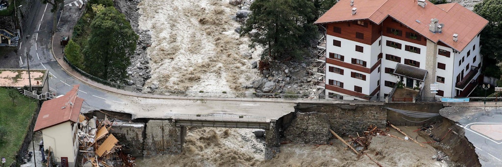Eine Straße im südfranzösischen Saint-Martin-Vesubie wurde durch das Unwetter weggespült.