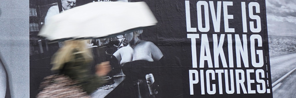 Die Outdoor-Ausstellung „Helmut Newton One Hundred“ ist in Kreuzberg zu sehen.