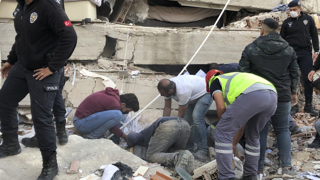 Türkei, Izmir: Rettungskräfte und Einheimische suchen nach Überlebenden unter den Trümmern eines eingestürzten Gebäudes. 