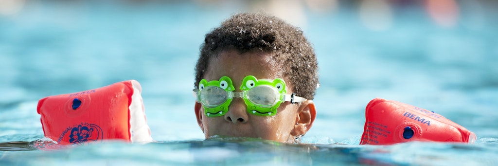 Junge in einem Berliner Schwimmbad (Symbolbild).