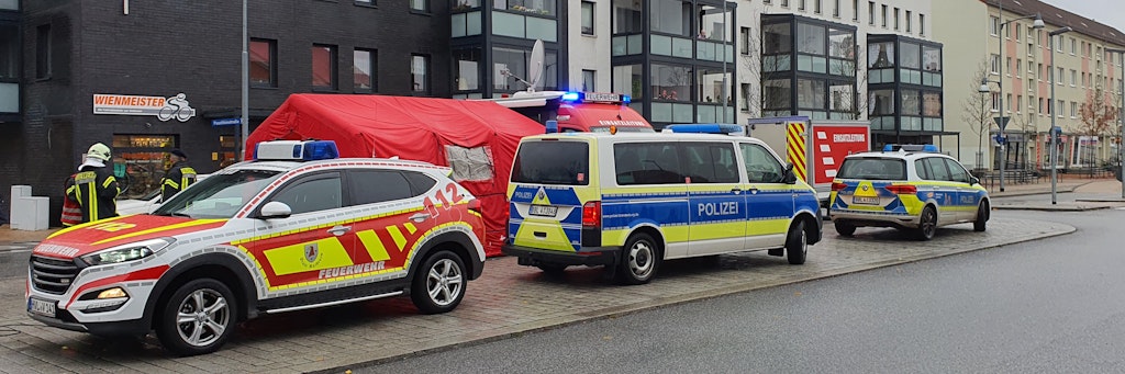 Bombendrohung: Einsatzfahrzeuge der Polizei und Feuerwehr stehen im abgesperrten Bereich.