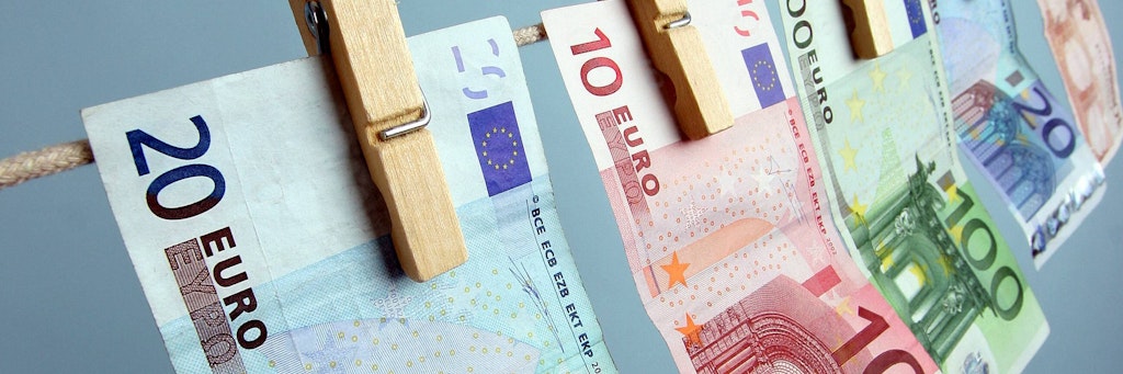 Geldscheine hängen zum Trocknen auf der Leine