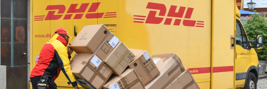 Ein DHL-Paketzusteller bei der Arbeit.