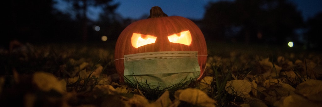 Ein Kürbis mit einem Mundschutz. Dieses Halloween wird ganz als sonst.