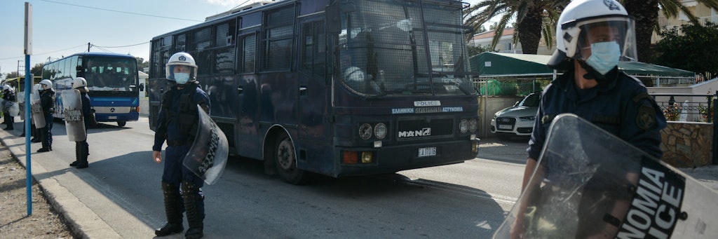 Gepanzerte und bewaffnete Polizisten vor dem Pikpa-Camp auf Lesbos. 74 Menschen, darunter 31 Kinder wurden in ein andere Lager gebracht.