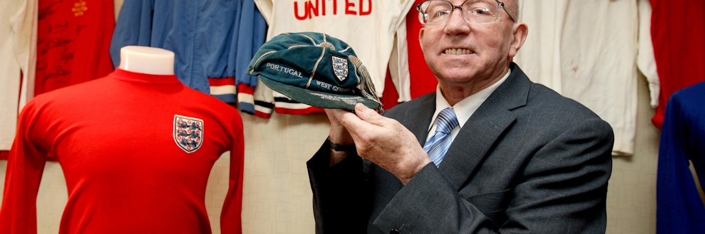 Norbert „Nobby“ Stiles mit seiner WM-Turniermütze von 1996.