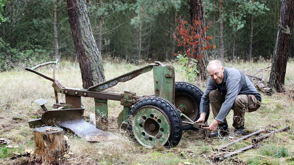 Douke Eekman bereitet den Pflug für den Einsatz vor.