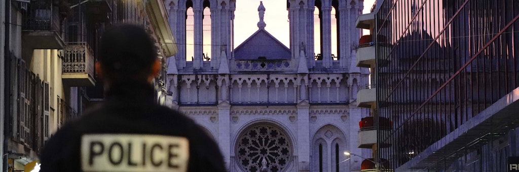 Nach dem mutmaßlich islamistisch motivierten Messerangriff mit drei Toten in Nizza hat die Polizei einen weiteren Verdächtigen in Gewahrsam genommen.