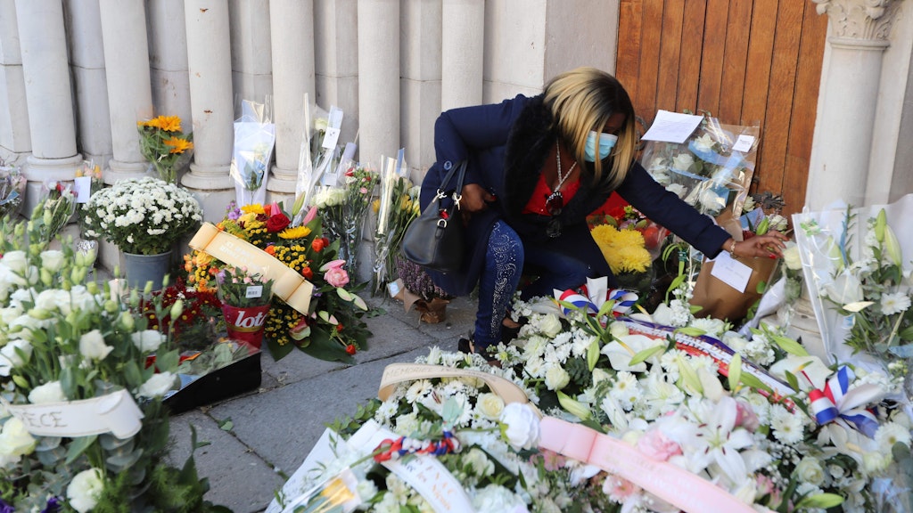 Ein Meer von Blumen und Kränzen am Eingang der Kirche Notre-Dame - ganz Nizza trauert um die Opfer der blutigen Attacke. 