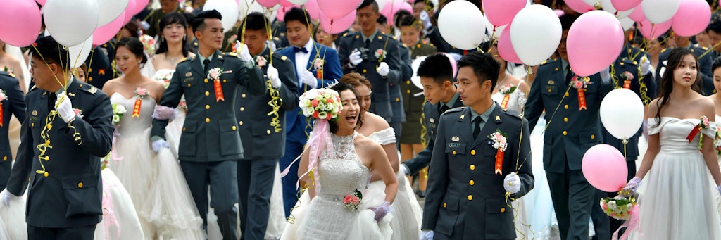 Am Freitag gab es eine Massenhochzeit auf einem Taiwanesischen Armee-Stützpunkt. Auch zwei Frauen gaben sich erstmals innerhalb der Armee das Eheversprechen. Von Corona-Angst keine Spur. 