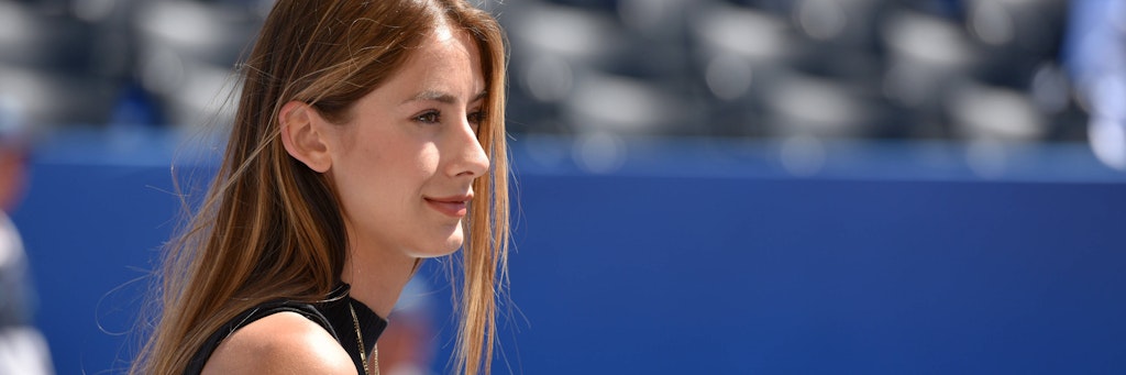 Brenda Patea verfolgt im Sommer den Auftritt von Alexander Zverev bei der Adria-Tour.