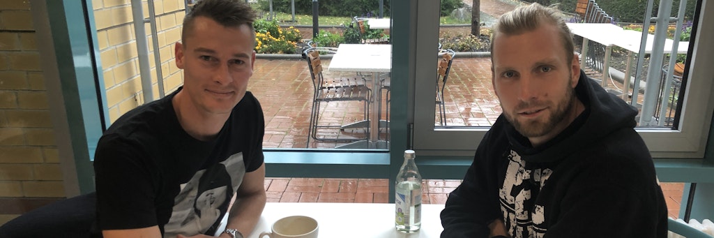 Dynamos halten zusammen. Matthias Steinborn (l) besucht seinen verletzten Keeper Kevin Sommer im Krankenhaus.