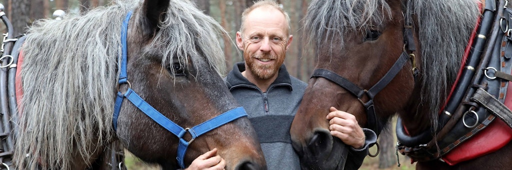 Douke Eekman mit seinen Pferde-Damen Lilly (l.) und Margriet.