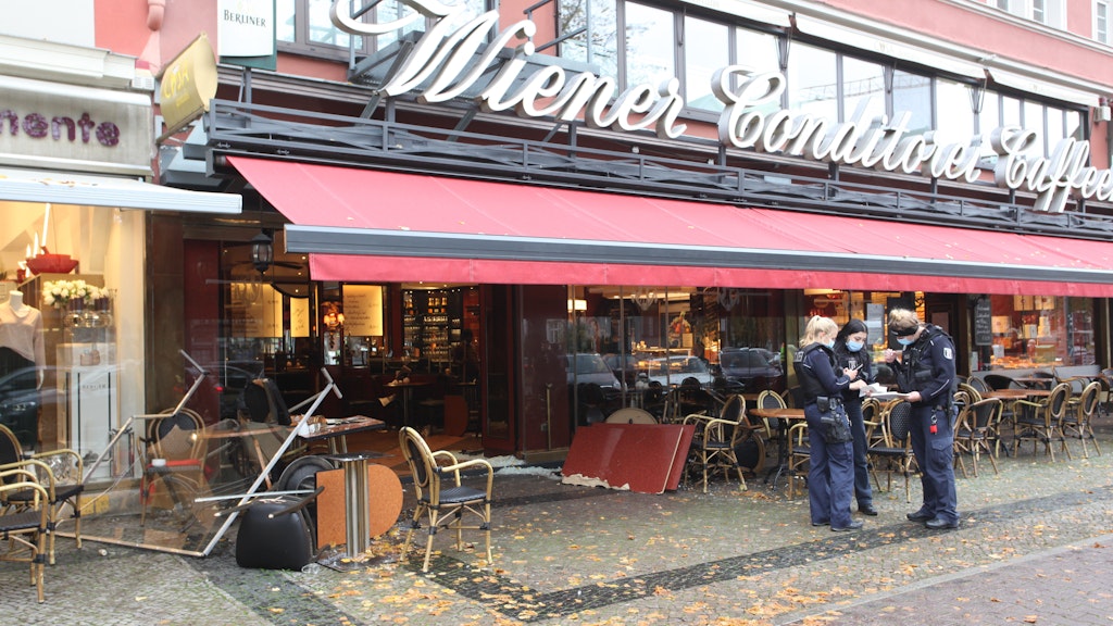 In dieses Kaffeehaus am Hohenzollerndamm raste die Seniorin. 