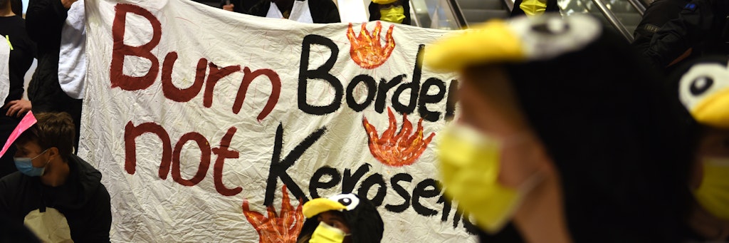 Als Pinguine verkleidet protestieren Aktivisten der Initiative „Am Boden bleiben" gegen die Eröffnung des Hauptstadtflughafens.<br>