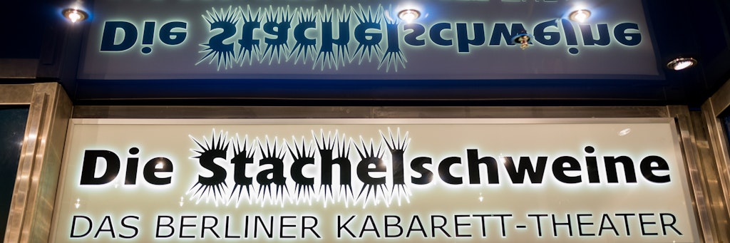 Ein Schild weist auf das Berliner Kabarett-Theater „Stachelschweine“ hin.
