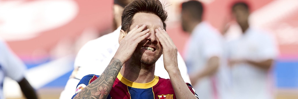 Da hilft kein Augenverschließen! Lionel Messi und seine Mitspieler können nicht mehr so viel Geld bekommen, sonst droht dem FC Barcelona das Finanz-Aus. 