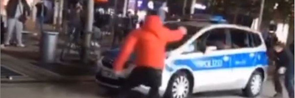 Ein Jugendlicher sprüht Pfefferspray auf die Polizisten. 