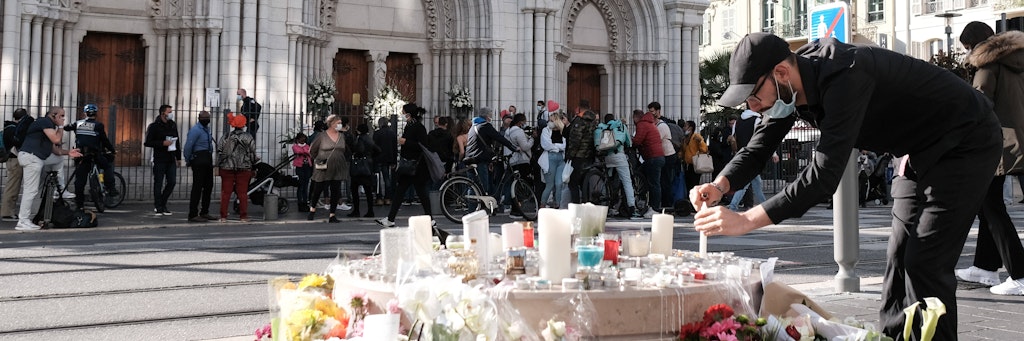 Trauernde zeigten auch am Wochenende an der Basilika Notre-Dame in Nizza ihre Anteilnahme, zündeten Kerzen für die Opfer der Attacke an.