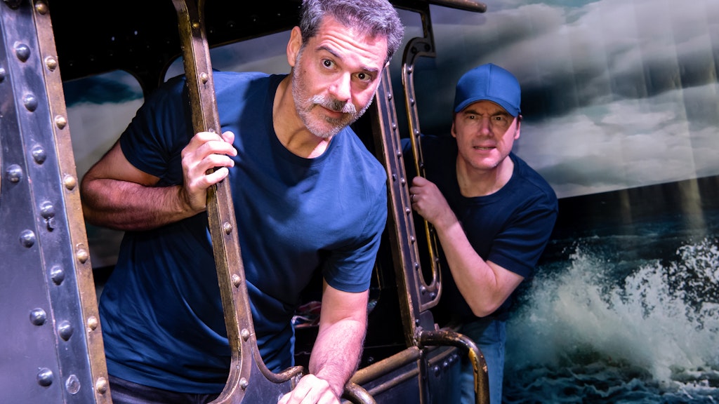 Michael „Bully“ Herbig (r.) und Rick Kavanian stehen in einer Ausstellung auf dem Gelände der Bavaria Filmstadt am Filmset von „Jim Knopf und die Wilde 13“