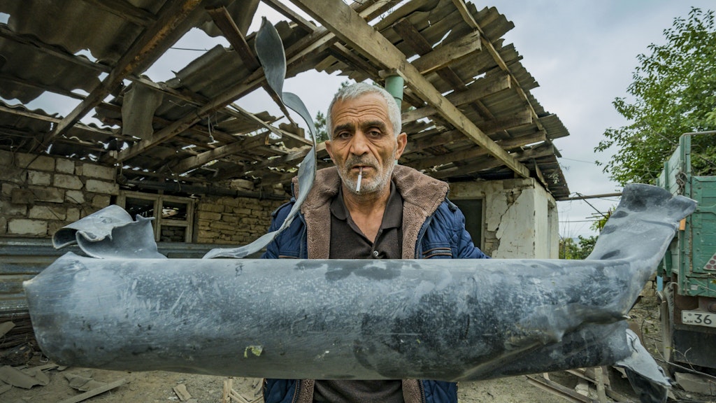 Ein Armenier mit einem Geschoss, das von Aserbaidschanern abgefeuert worden sei und sein Haus zerstörte.