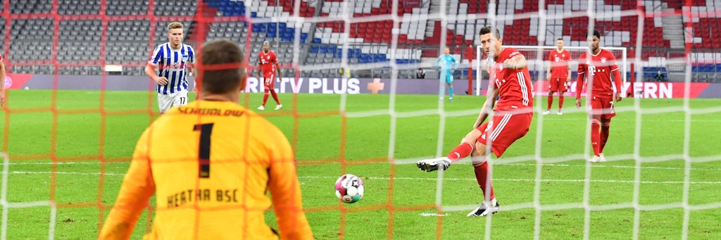 Das bittere Ende für Hertha nach einem irren Abend. Bayerns Lewandowski trifft per Elfer in der Nachspielzeit zum 4:3. 