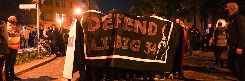 „Defend Liebig 34“ steht auf dem Transparent der Demonstranten.