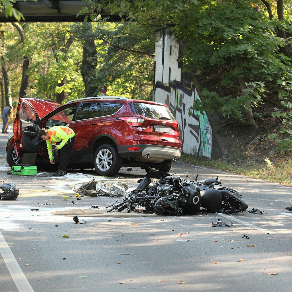 Der rote Ford und das Motorrad an der Unfallstelle.