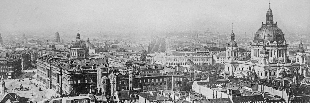 Millionenstadt Berlin 1920: Der Blick vom Turm des Roten Rathauses fällt auf das Schloss (links) und den Dom (rechts). Die Prachtstraße Unter den Linden liegt dazwischen. Die deutsche Hauptstadt zählt vor dem Groß-Berlin-Gesetz 1,9 Millionen Einwohner, danach 3,8 Millionen.