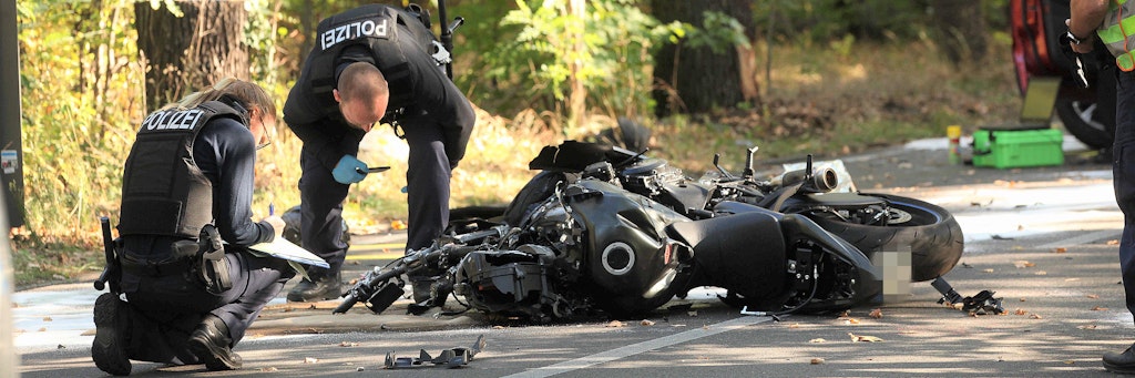 Die Polizei untersucht das Suzuki-Motorrad.