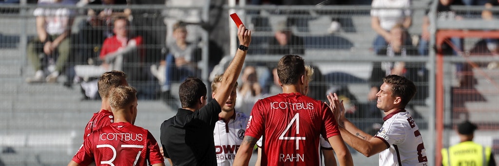 Der Schiri zeigt Dynamos Bolyki in der 61. Minute nach einem Foul die Rote Karte. Danach kassierten die Dynamos drei Gegentreffer in Cottbus.