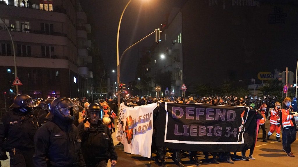 Über 2000 Demonstranten zogen am späten Samstagabend durch Friedrichshain, um gegen die geplante Räumung des linken Hausprojekts L2ibeig 34" zu demonstrieren. Aus dem Aufzug heraus wurden Feuerwerkskörper auf die Einsatzkräfte geworfen. 