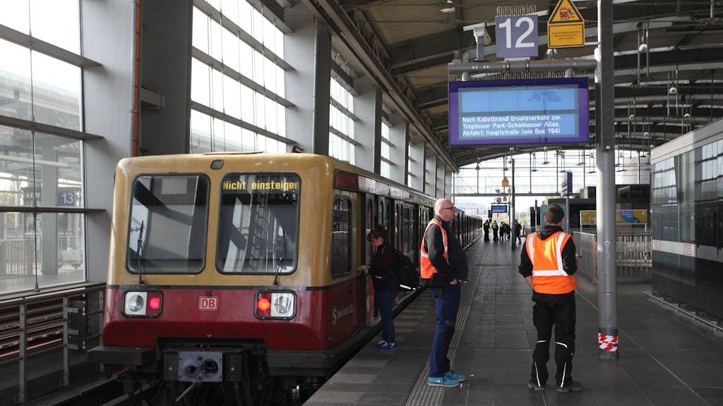 Der Zugverkehr auf der Ringbahnstrecke ist unterbrochen, für diese S-Bahn endet am Bahnhof Ostkreuz die Fahrt. <br><br>