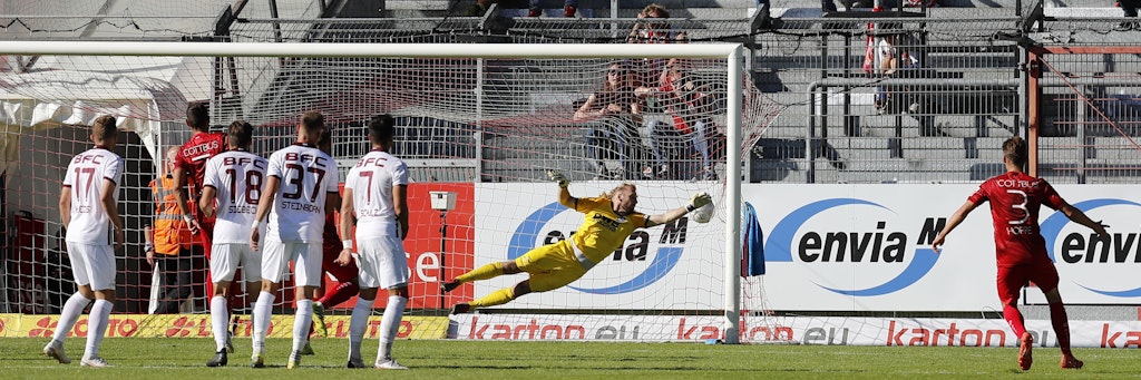 In Cottbus lag der BFC mit 2:0 in Führung, kassiert aber durch diesen Freistoß das Tor zum 2:3.