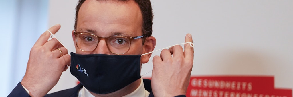 Maske auf! Gesundheitsminister Jens Spahn (CDU) hält sich an die Corona-Schutzregeln.