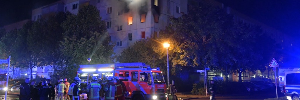 Die Wohnung im Eckhaus Maxie-Wander-Straße/Carola-Neher-Straße steht komplett in Flammen.