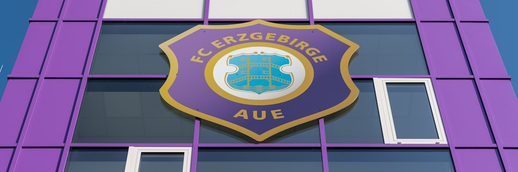 Erzgebirge Aue konnte vergangenen Sonntag nicht beim HSV antreten, weil es zwei positive Corona-Test gab. Jetzt stellte sich bei der Nachtestung heraus, dass keine Person sich infiziert hat.