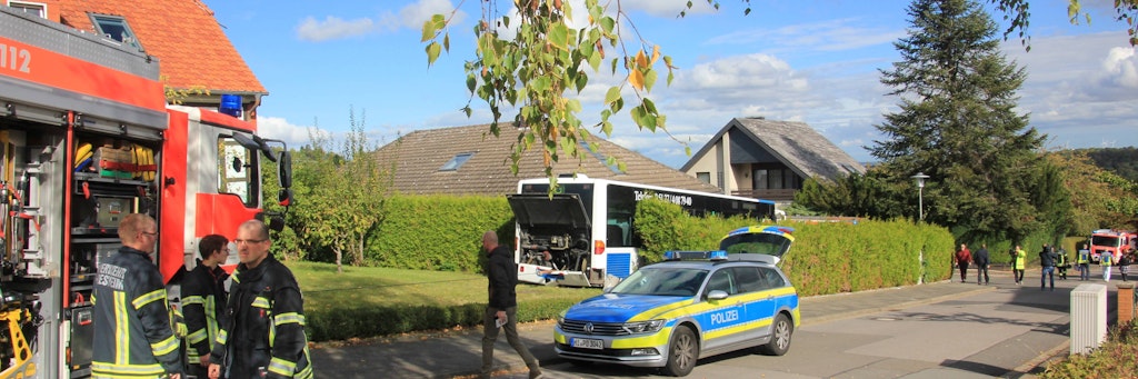 Am Montagmittag kam es im Landkreis Hildesheim zu einem Busunfall. Zwei Kinder und der Busfahrer kamen in Krankenhaus. 