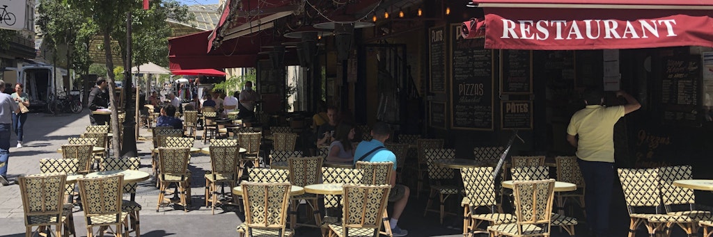 Neue Corona-Sicherheitsmaßnahmen in Paris könnten unter anderem die Schließung von Cafés auslösen,