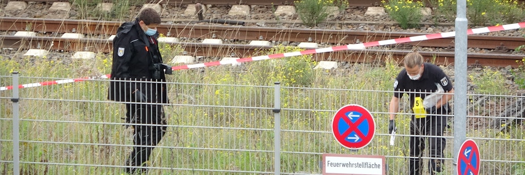 Zwei Polizisten sichern am Montagmorgen spuren am S-Bahngleis.