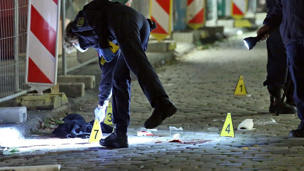 Kriminaltechniker und die Tatortgruppe des LKA Sachsen untersuchen den Tatort.