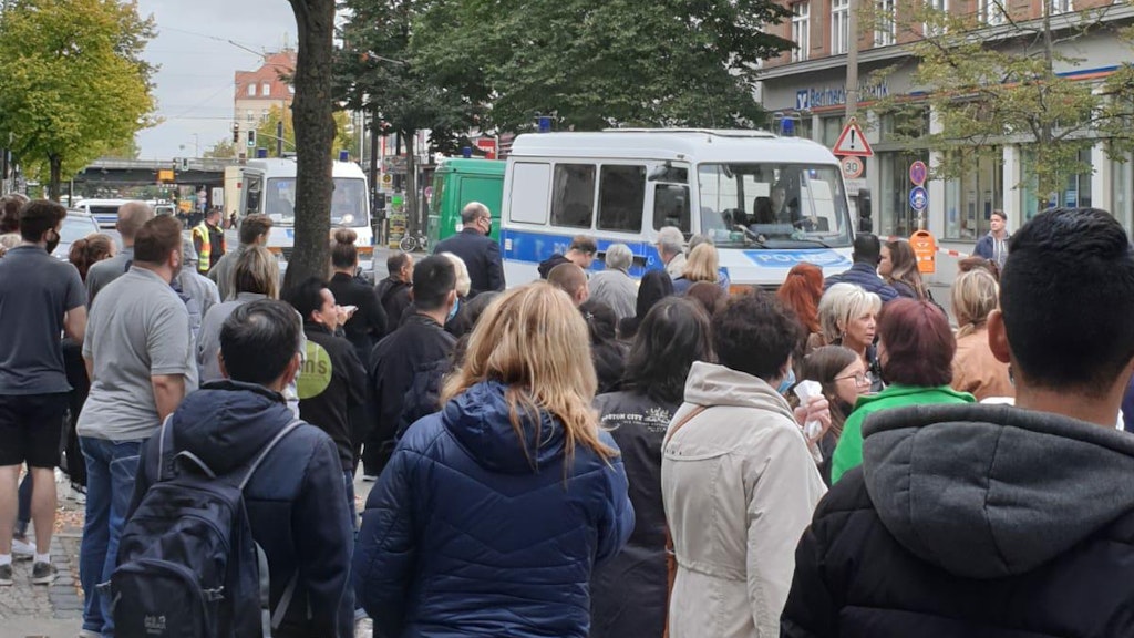 Viele Schaulustige versammeln sich vor dem Forum. Die Polizei erweitert den Sperrkreis nach und nach.