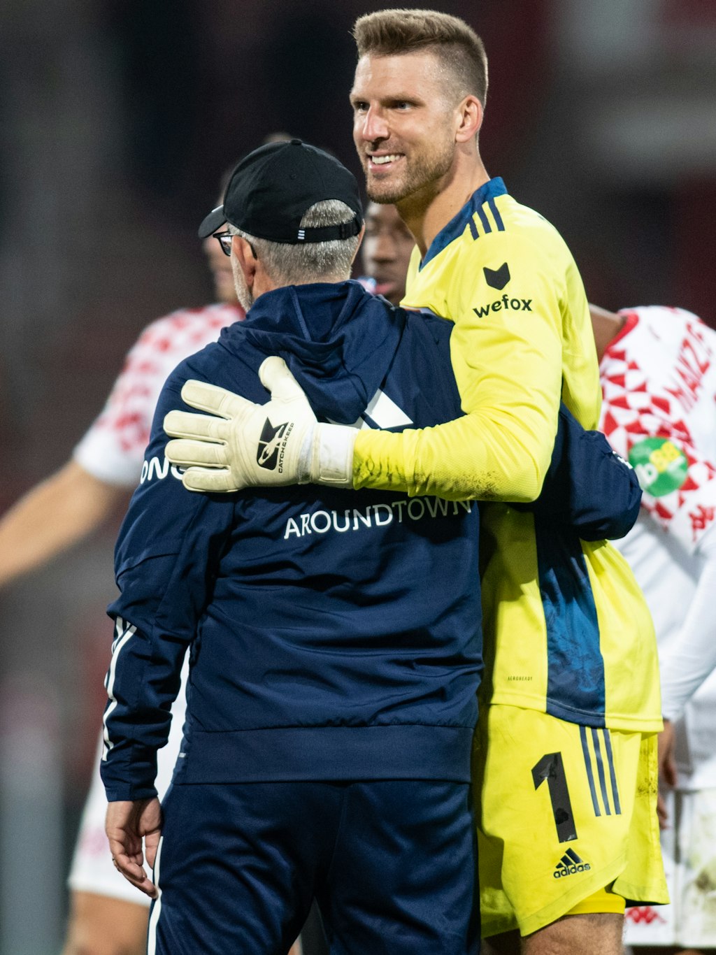 Unions Trainer Urs Fischer herzt nach dem Sieg gegen Mainz seinen Torsteher Andreas Luthe. Muss er ihm bald eine harte Entscheidung mitteilen?