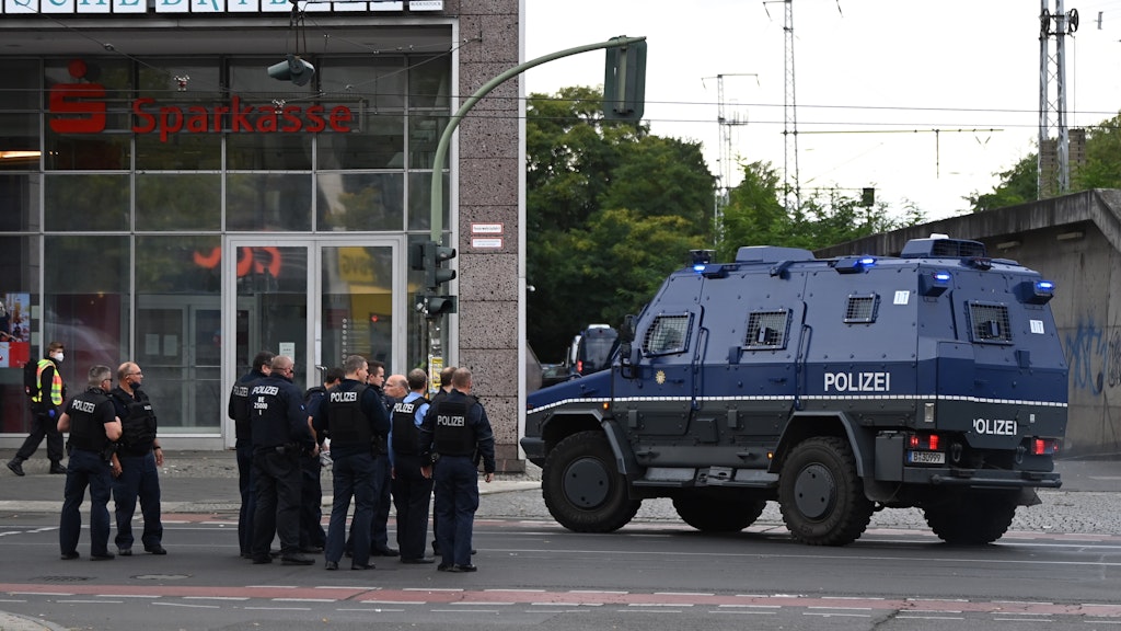 Der Anti-Terror-Panzer der Berliner Polizei, der Survivor R, ist im Einsatz.
