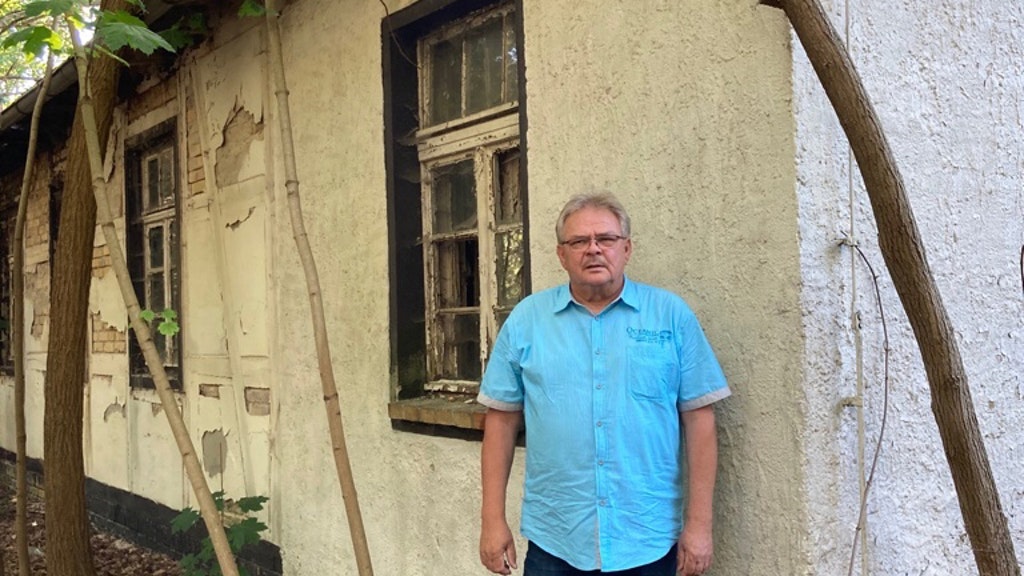 Klaus Nitze, der damalige Heimleiter, auf dem Gelände des Sägewerks. Im Wohnheim der Vertragsarbeiter kleben immerhin noch Tapetenreste an den Wänden.