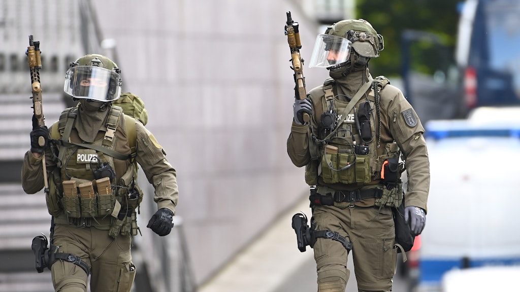 Einsatzkräfte der Polizei stehen bei einem Einsatz in der Bahnhofstraße vor dem Forum Köpenick.